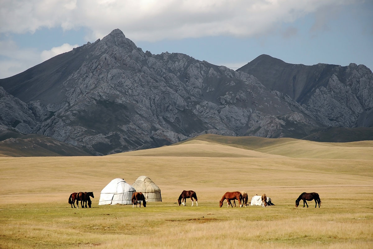 Un camp de yourtes au fin fond du Kirghizistan