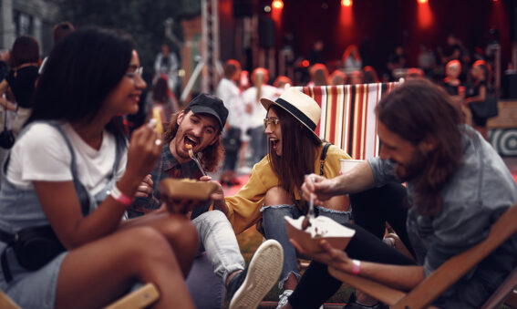 Des amis en voyage partagent un repas avec les locaux