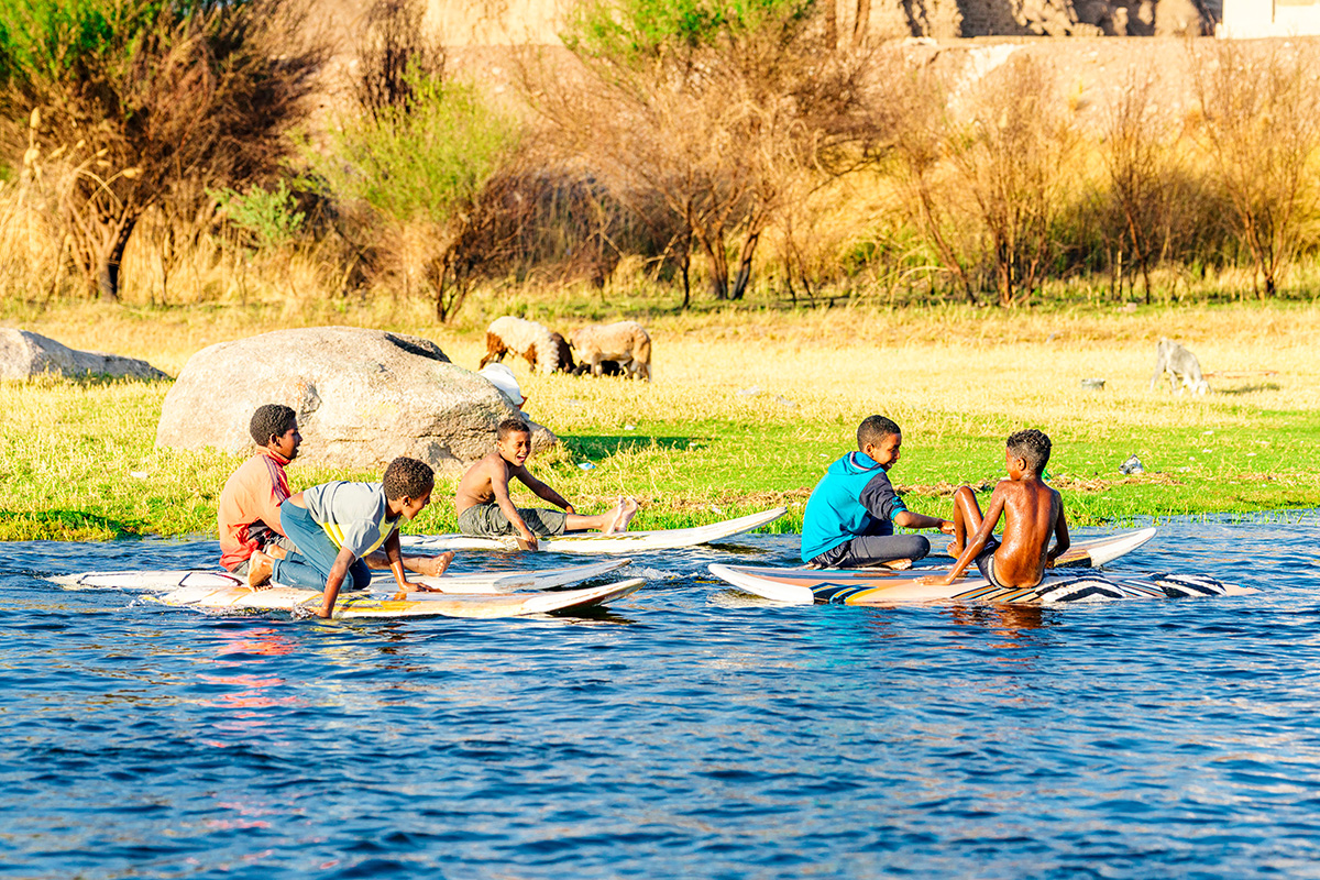 La joie de vivre égyptienne est incarnée par les enfants qui jouent sur les rives du Nil.