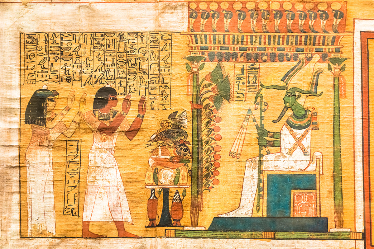 Un magnifique cadeau à ramener : un papyrus égytien recouvert de hiéroglyphes