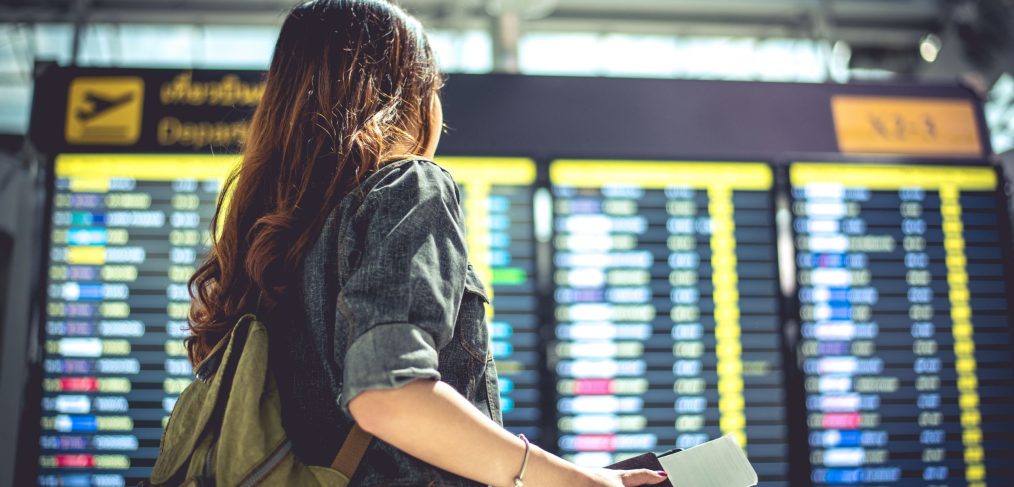 Voyageuse préparant son départ à l’aéroport vers une destination sûre, pour un voyage serein en 2026.
