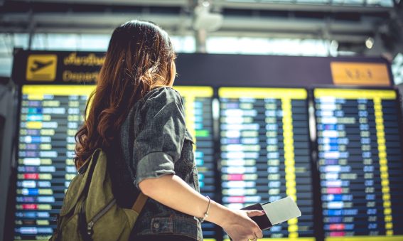 Voyageuse préparant son départ à l’aéroport vers une destination sûre, pour un voyage serein en 2026.