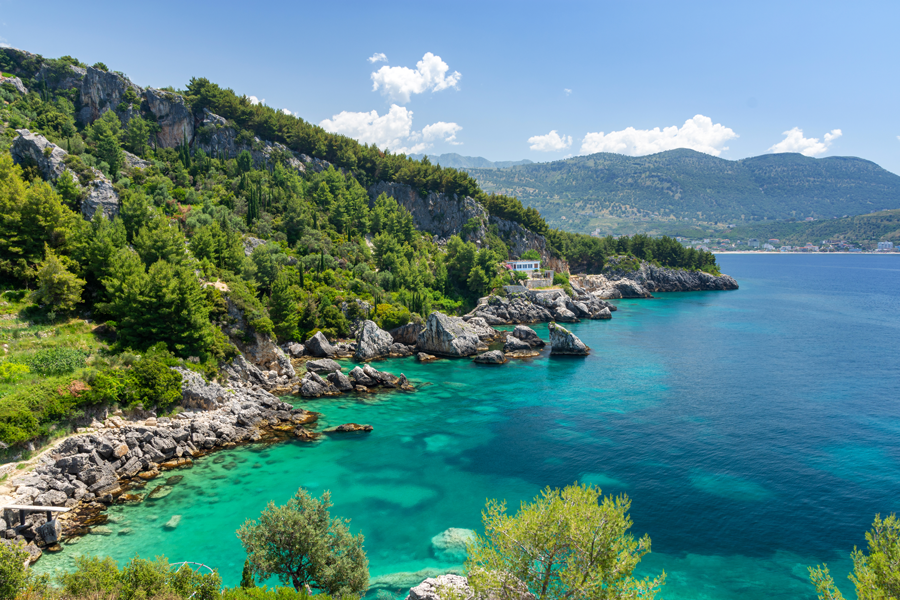 Côte turquoise de la mer Ionienne à Himare, sur la Riviera albanaise