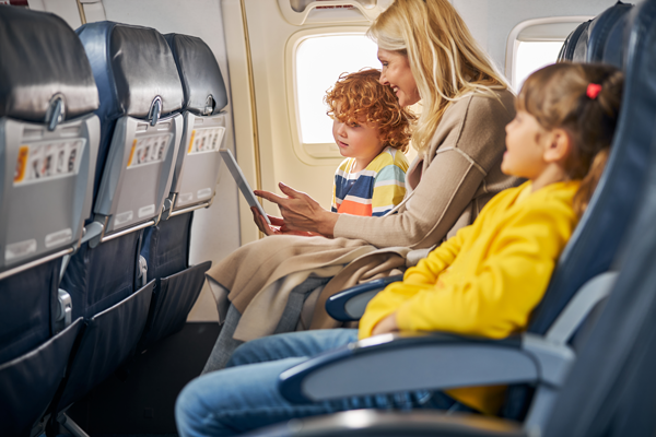Voyage en avion avec enfants et activités pour les occuper pendant le trajet en famille