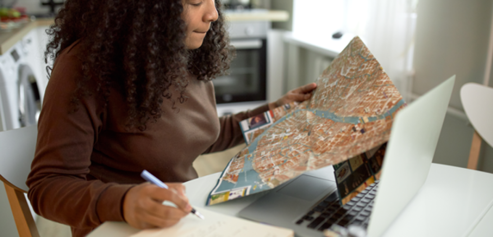 Une femme préparant son voyage.