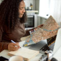 Une femme préparant son voyage.