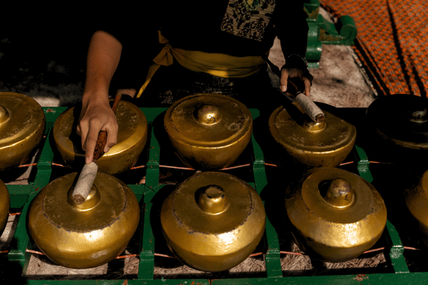 Musicien jouant de l’instrument traditionnel de gamelan
