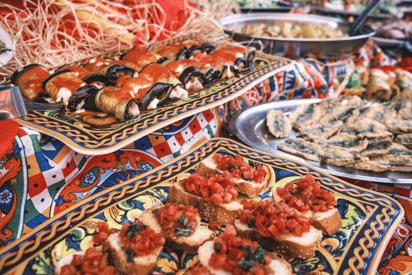 Cuisine traditionnelle italienne dans le rue de Palerme